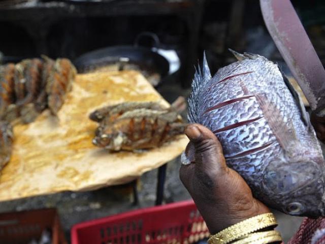 A Kenyan vendor sells fish at Nairobi's Gikomba food market. Photo: AFP/SIMON MAINA