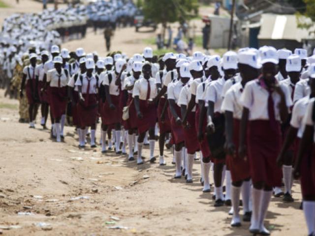 Des élèves en train de défiler à Juba, au Soudan du Sud, lors de la célébreation de la journée mondiale de la paix, le 21 septembre 2016. Photo AFP.