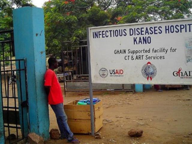 L'entrée de l'hôpital des maladies infectieuses, dans la ville commerciale de Kano, dans le Nord du Nigeria, en juin 2007. Photo : AFP