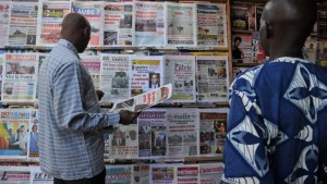 People in Mali read the front pages of newspapers following France's military intervention in the country in January 2013. Photo: AFP/Issouf Sanogo