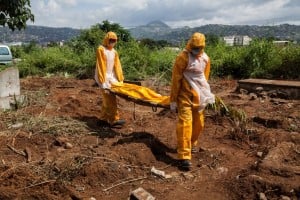 The body of an Ebola victim is carried to a grave in the Fing Tom cemetery in Freetown. Photo: AFP/Florian Plaucheur