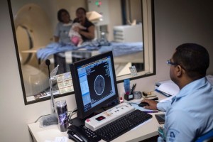 Des médecins en train de scanner le cerveau pour détecter une éventuelle microcéphalie à l’hôpital Obras Sociais Irma Dulce de Salvador, au Brésil, en janvier 2016. PHOTO /AFP / CHRISTOPHE SIMON