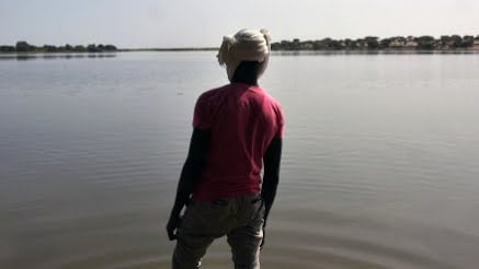 A survivor of a Boko Haram's attack looks at the waters of Lake Chad which borders Chad, Nigeria, Niger and Cameroon, in Bol on January 25, 2015. Photo: AFP/Sia Kambou