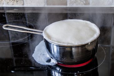 Le principe est simple : il suffit de mettre de l’eau et du lait dans une casserole, de les chauffer à feu doux, puis d’y ajouter quelques gousses d’ail pelées; Photo Pixabay. 