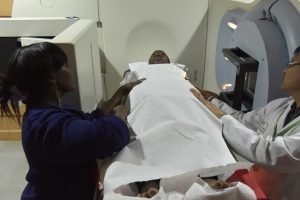 Des spécialistes en train de préparer un malade pour une séance de radiothérapie au centre traitement du cancer à Nairobi, au Kenya, en décembre 2016. Photo AFP.