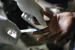 Un agent de santé en train de dépister un patient à Ndiwa, au Kenya, en novembre 2015. Le sida est un problème de santé publique en Afrique. Photo : AFP.