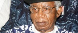 Le défunt écrivain nigérian Chinua Achebe est l'auteur du roman culte ''Le Monde s'effondre". Photo AFP.