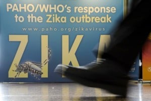 Une banderole sur l’épidémie de Zika lors de la cérémonie d’ouverture de l’AG de l’OMS en mai 2016. Photo AFP