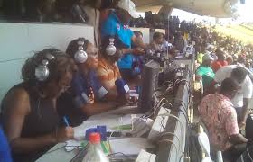Des reporters dans la cabine de presse du stade Omnisports Ahmadou Ahidjo. Photo Cameroun24.