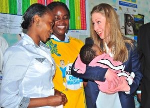 Chelsea Clinton tenant dans ses bras un enfant dans un hôpital de Nairobi en mai 2015, lors d’une tournée de la CHAI. Photo AFP