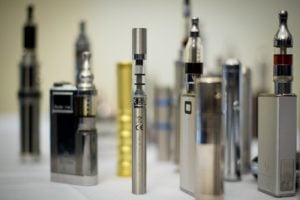 Une sélection de cigarettes électroniques exposées lors du ‘’E-Cigarette Summit’’ à l’Académie Royale de Londres en novembre 2013. Photo AFP.