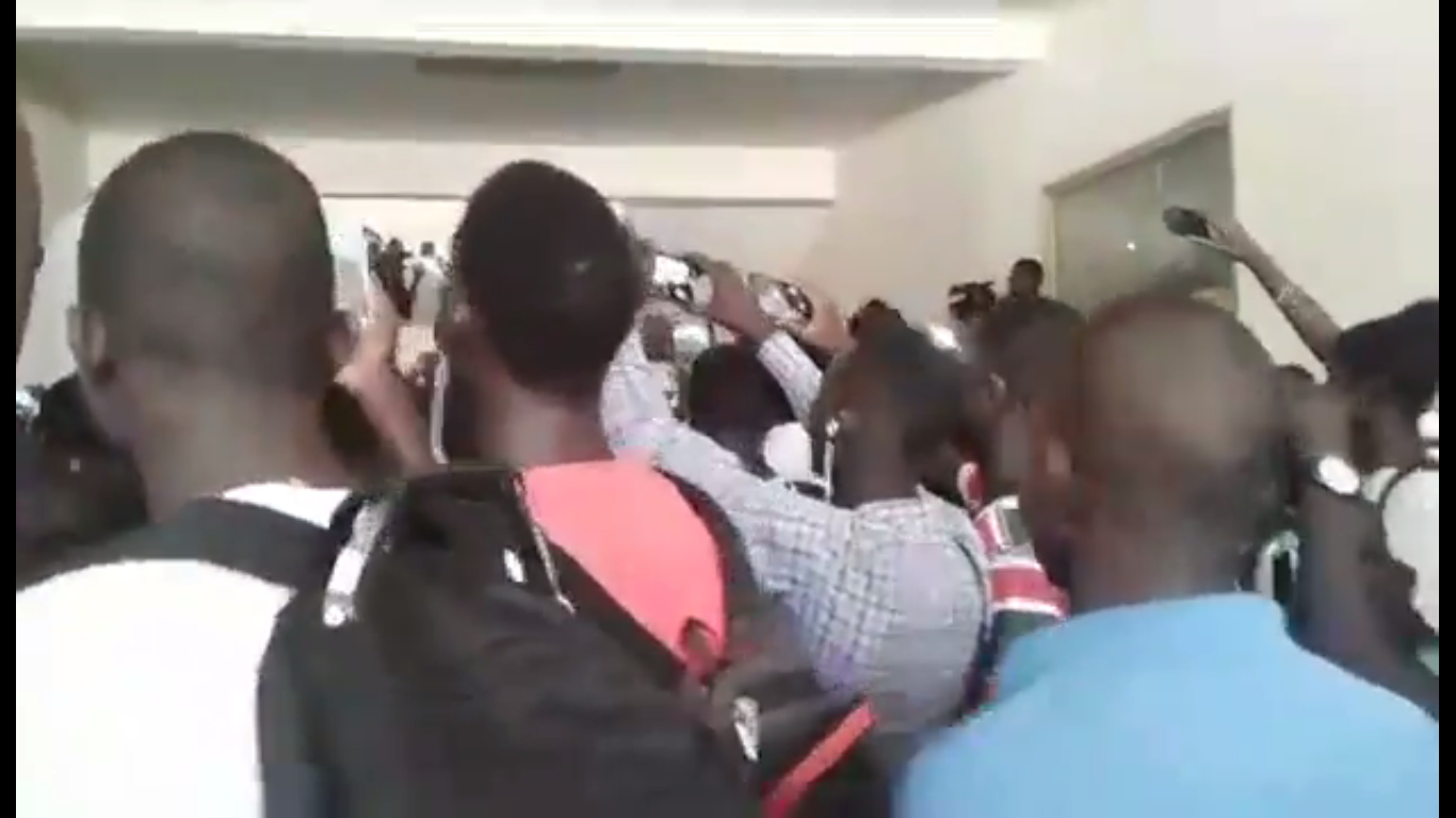 Des étudiants en train de manifester dans les locaux de l'Office du bac après l'annonce des fuites. Capture d'écran Youtube.