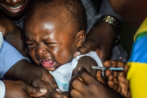 Un enfant est vacciné contre le paludisme le 13 septembre 2019 à Ndhiwa, dans le comté de Homabaya, dans l'ouest du Kenya, lors du lancement du vaccin contre le paludisme au Kenya. Le vaccin (Mosquirix) est le premier vaccin antipaludique au monde dont il a été démontré qu'il confère une protection partielle contre le paludisme chez les jeunes enfants et a été déployé par l'Organisation mondiale de la santé au Kenya, au Ghana et au Malawi. Brian ONGORO / AFP