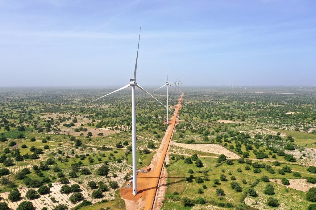 Le parc éolien Taiba Ndiaye (23 octobre 2019), dans l'ouest du Sénégal, conçu pour produire de l'électricité pendant au moins 20 ans grâce à ses 46 turbines éoliennes. ADRIEN BARBIER / AFP