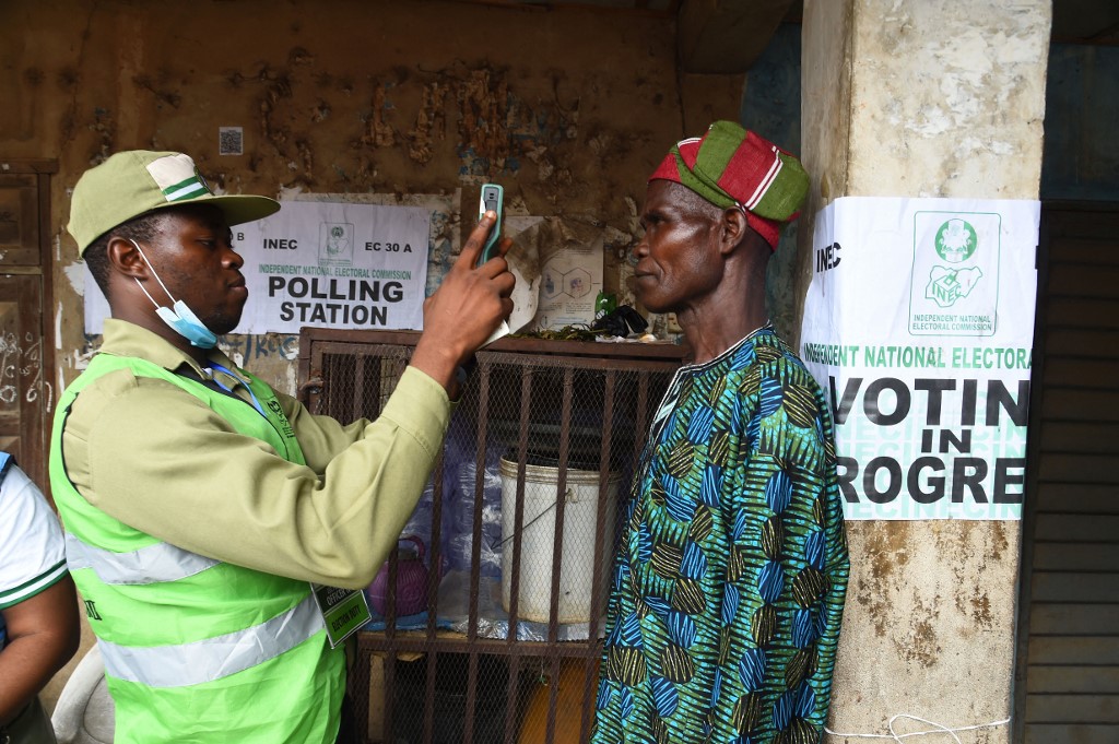 Un fonctionnaire de l'Inec enregistre un électeur dans un bureau de vote lors de l'élection du gouverneur à Ede, dans l'État d'Osun, au sud-ouest du Nigeria, le 16 juillet 2022. 