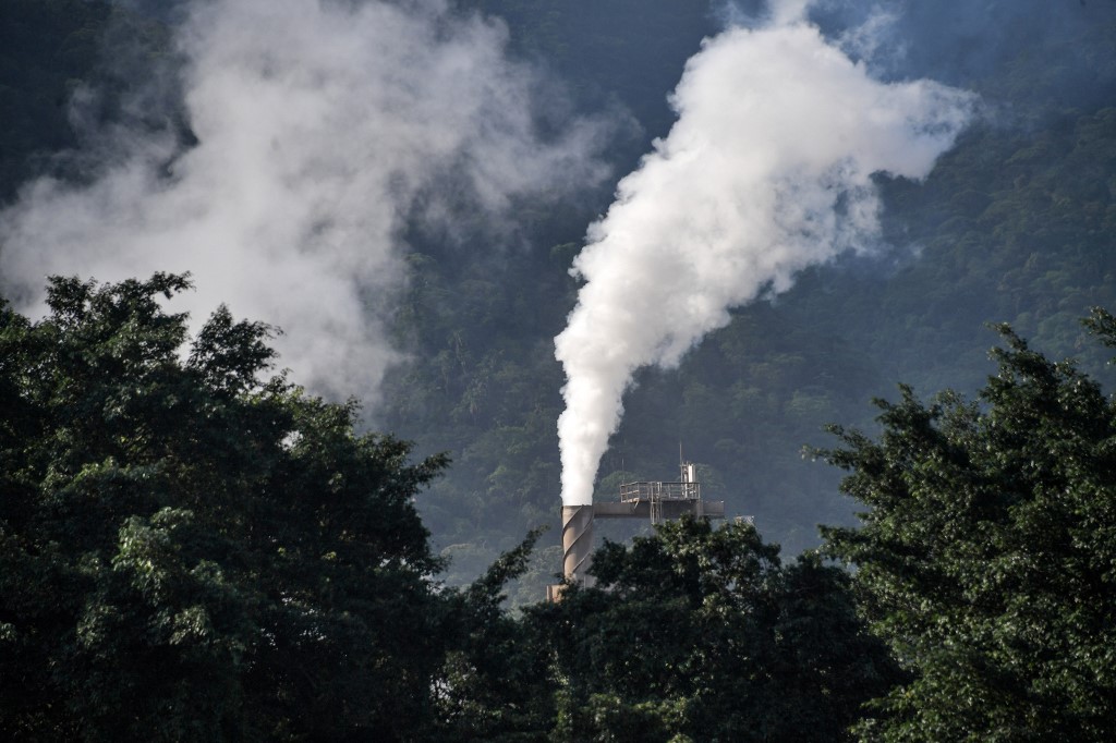 Image d’une cheminée d'usine qui rejette de la fumée dans le complexe industriel de Cubatao, dans l'État de Sao Paulo, au Brésil, le 4 novembre 2021. NELSON ALMEIDA / AFP
