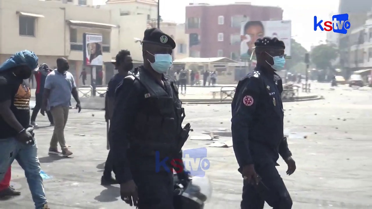 Capture d'écran effectuée le 13 juin 2023 par Africa Check. Ousmane Sy, l'ex directeur général de la police sénégalaise se trouve à droite de l'image. Source : KS TV SÉNÉGAL sur YouTube, le 4 mars 2021 