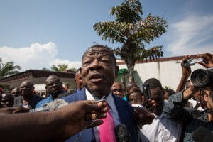Lambert Mende (centre), ministre de la Communication et porte-parole du gouvernement congolais s'adressant à des journalistes en avril 2015. Photo AFP