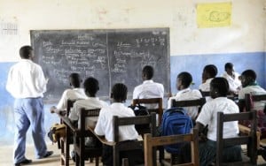 Des élèves en train de suivre un cours dans une école de Monrovia en avril 2016. Photo AFP