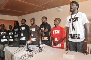 Les leaders du mouvement de jeunes rappeurs Y en a Marre, lors d’une conférence de presse en 2012. En 2016, ils appellent à voter non pour le référendum du 20 mars. Photo AFP