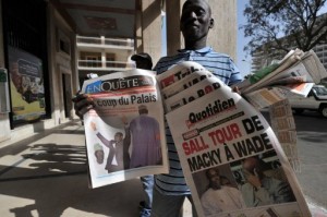 Le Sénégal dispose d'une vingtaines de quotidiens. Ici, un vendeur de journaux dans les rues de Dakar. Photo AFP