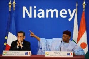 Les anciens chefs d'Etat français Nicolas Sarkozy (gauche) et nigérien Mamadou Tandja (droite)) ont tous bravé des décisions de justice. Photo AFP