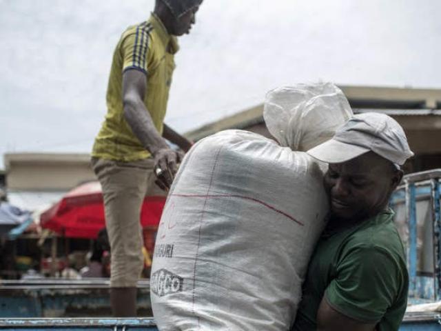 A man offloads rice from a truck at the Monday-Market, one of the biggest markets in Maiduguri in northeastern Nigeria in July 2017.Photo: AFP/STEFAN HEUNIS