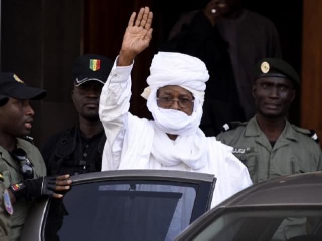 L’ancien président tchadien Hissene Habré faisant un signe de la main en quittant le tribunal à Dakar en juin 2015. Photo: AFP