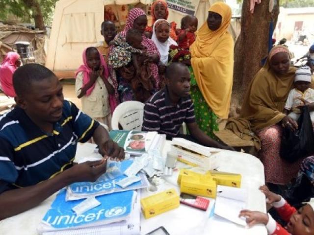 Des officiels de l’Unicef au chevet de maladies dans un camp de personnes déplacées à Maiduguri, dans le nord-est du Nigeria, en février 2016. Photo AFP