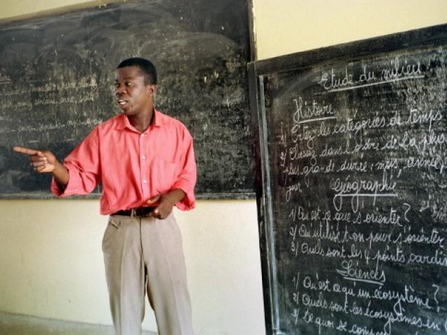 Un instituteur ivoirien en train de faire cours dans une école à Yopougon, dans la banlieue d'Abidjan. Photo AFP
