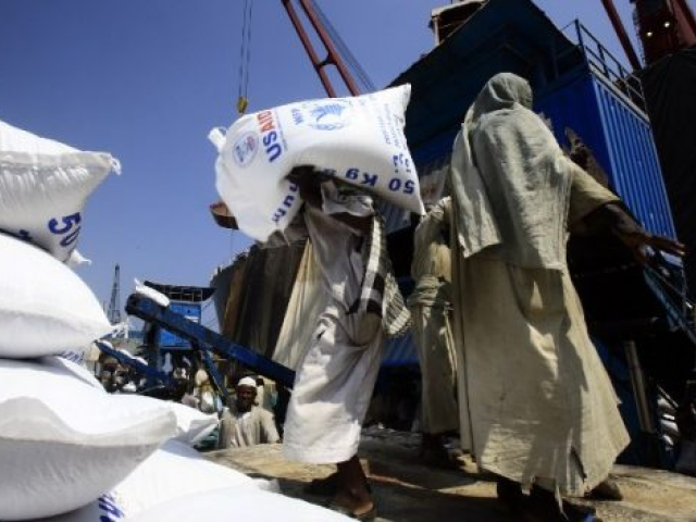 Des ouvriers de Port-Soudan déchargeant des denrées alimentaires données par l’Agence des États-Unis pour le Développement International (USAID) en Octobre 2016. Photo : AFP