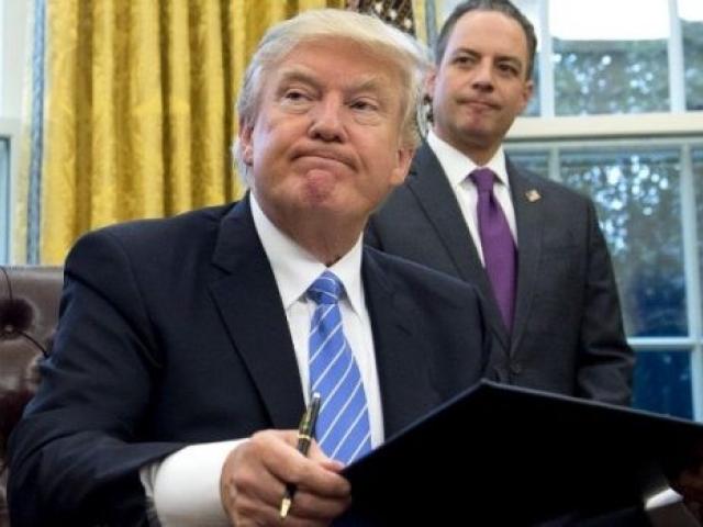 Le président américain Donald Trump signe un décret rétablissant la Mexico City Policy en janvier 2017, sous le regard de son chef de cabinet Reince Priebus. Photo: AFP