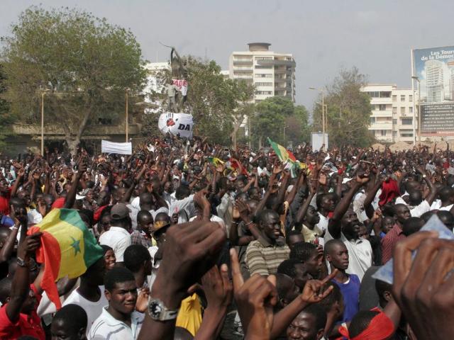 Le taux de chômage est élevé chez les jeunes sénégalais réunis ici en 2012 lors d'un meeting politique. Photo AFP.