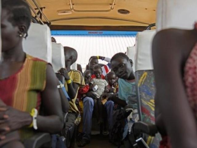 Des refugiés fraichement venus du Soudan du sud, dans un bus au Centre Elegu à Amuru, en Ouganda, en juillet 2016. Photo AFP
