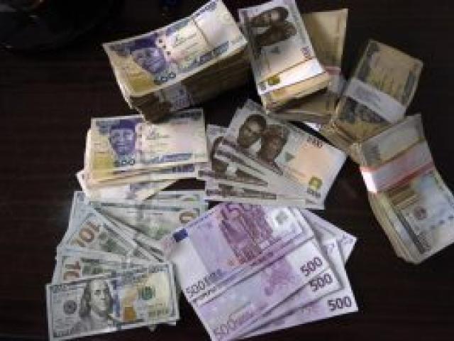 Image de billets de banque en nairas, dollars, euros et livres prise à Lagos en janvier 2016. Photo AFP.