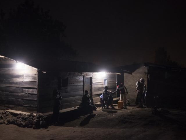 Une famille de la province du Nord-Kivu, en RD Congo, profitant de l’arrivée de l’électricité en juillet 2016. Photo AFP.