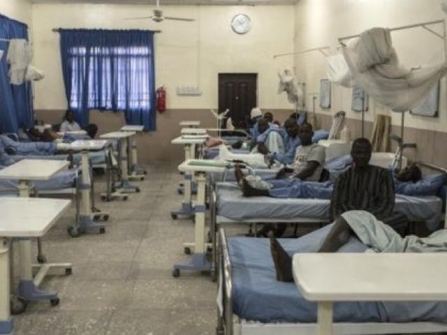 Une vue du pavillon des hommes dans un hôpital du nord-est du Nigeria, dans l’Etat de Borno en janvier 2017. Photo AFP.