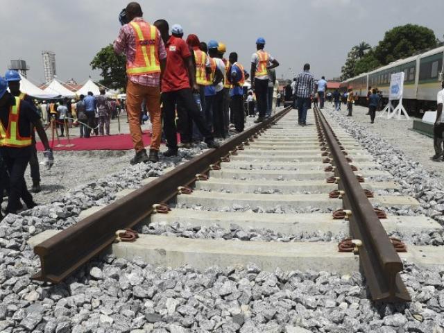 Des ouvriers sur le chantier, lors d’une cérémonie de lancement de la construction du chemin de fer entre Lagos et Ibadan en mars 2017. Photo AFP.