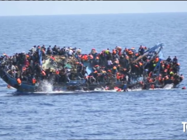 Un bateau surchargé transportant des migrants. Capture d'ecran Youtube