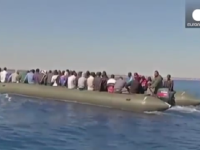 Des migrants clandestins subsahariens à bord d'une embarcation à destination de l'Italie. Capture d'écran Youtube/Euronews.