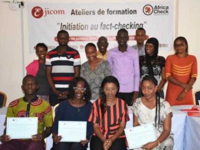 Une photo de famille des bénéficiaires de la première session de formation en fact-checking. Photo Africa Check.
