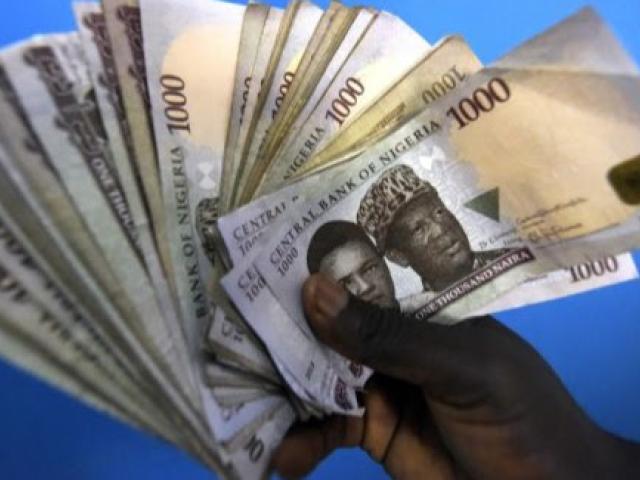 Des billets de naira, la monnaie nigériane. Les parlementaires nigérians sont bien rémunérés. Photo AFP.
