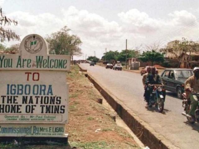 Un panneau souhaitant la bienvenue aux visiteurs à l’entrée de la ville d’Igbo-Ora, dans le sud-ouest du Nigeria en mars 2001. Photo AFP.