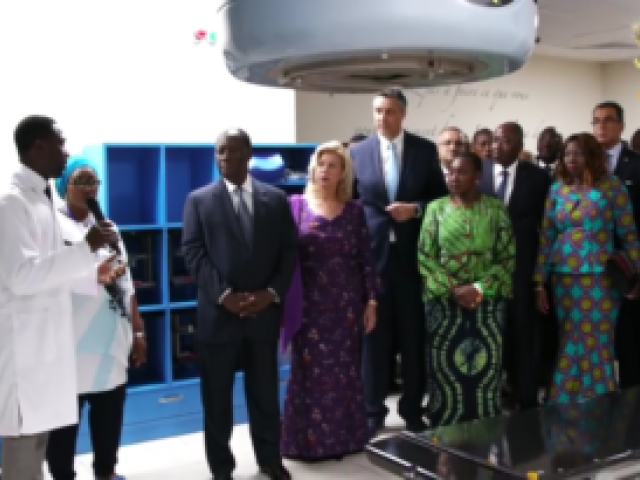 Le président Ouattara lors de la cérémonie d'inauguration ducentre de radiothérapie du Centre hospitalier universitaire (CHU) de Cocody. Capture d'écran Youtube.