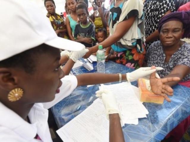 Une femme en train de subir un test du paludisme dans un district de Lagos en avril 2016. Photo : AFP.