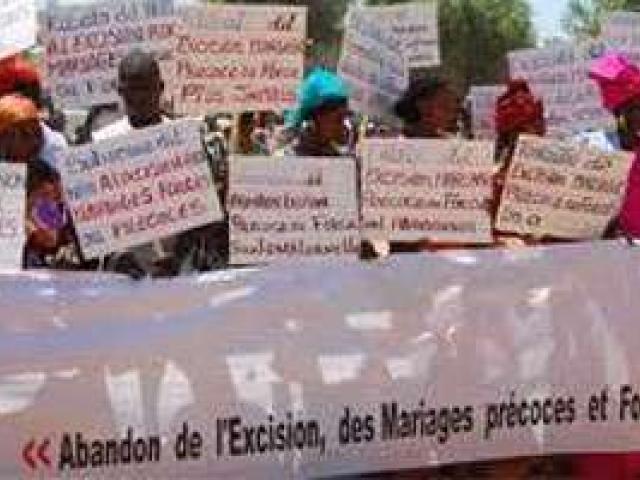 L'exicsion est toujours pratiquée au Sénégal malgré les dénonciations dont elle fait l'objet comme lors de cette marche à Kolda en avril 2011. Photo : AFP.