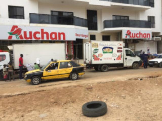 Un magasin dakarois du groupe français Auchan qui se positionne comme leader dans le commerce moderne au Sénégal. Photo Africa Check.