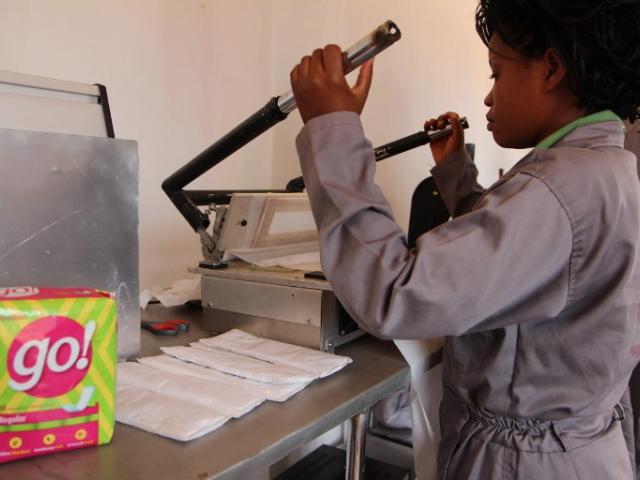 Une travailleuse crée des serviettes hygiéniques à faible coût à partir de fibres de banane produites localement, au Rwanda. Photo : AFP.