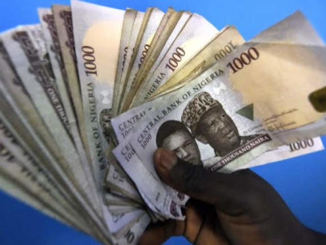 Cette photo prise en janvier 2016 à Lagos montre des billets de naira, la monnaie nigériane. Le directeur des élections du pays est à la recherche de 189,2 milliards de nairas pour les élections de 2019. Photo: AFP / PIUS EKPEI