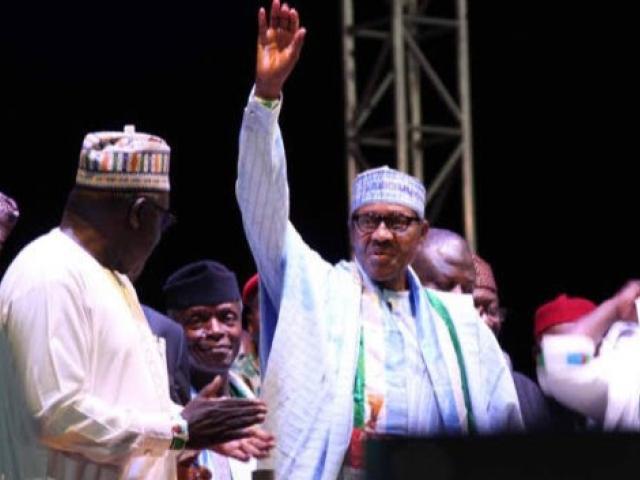 Le président nigérian Muhammadu Buhari remercie ses partisans lors de son investiture comme candidat de l’APC (Congrès progressiste) nigérian au pouvoir à Abuja le 6 octobre 2018, en prévision de l’élection présidentielle de l'année proc